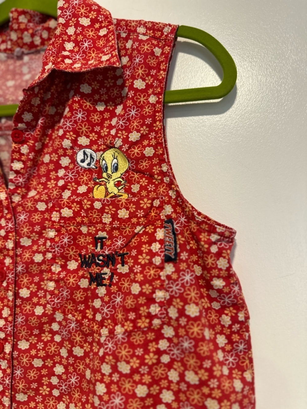 VTG 90 Looney Tunes tweety bird “It Wasn’t Me” red floral sleeveless button top - Picture 6 of 9